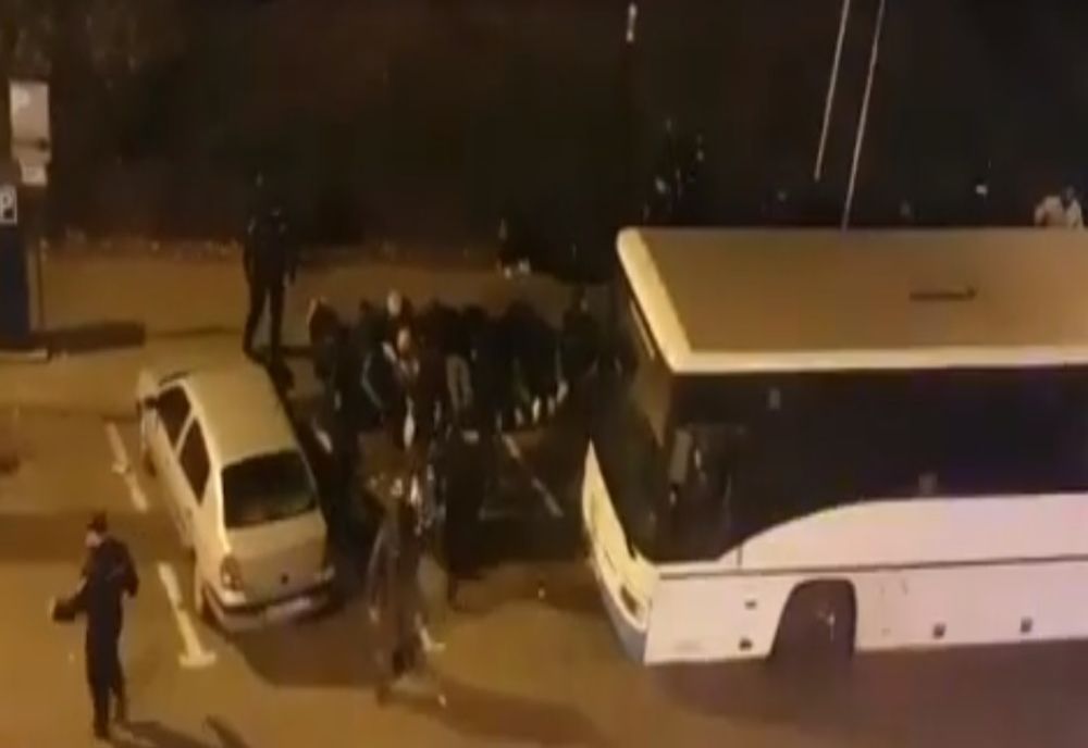 FOTO| Scandal în centrul Piteștiului! Mai mulți suporteri ai Petrolului, reținuți de polițiști