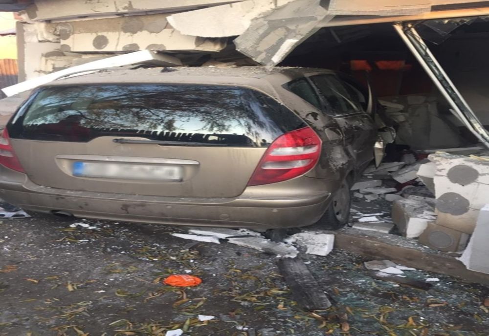 FOTO: Accident în Ploiești! O mașină a dărâmat peretele unei case!