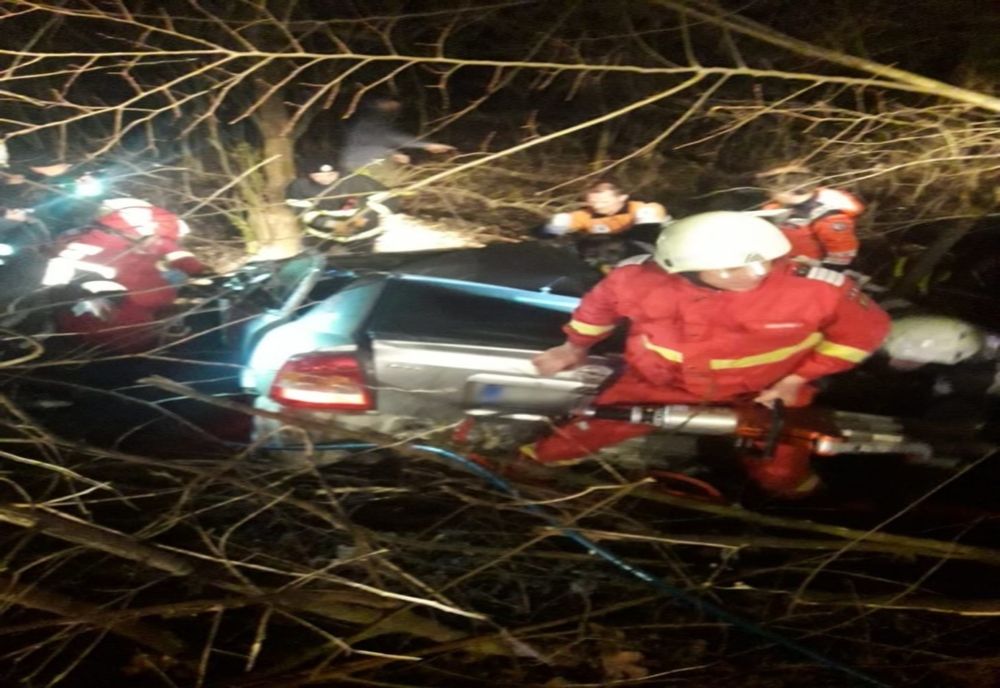 Accident în Prahova: Un tânăr fără permis a intrat cu mașina într-un copac
