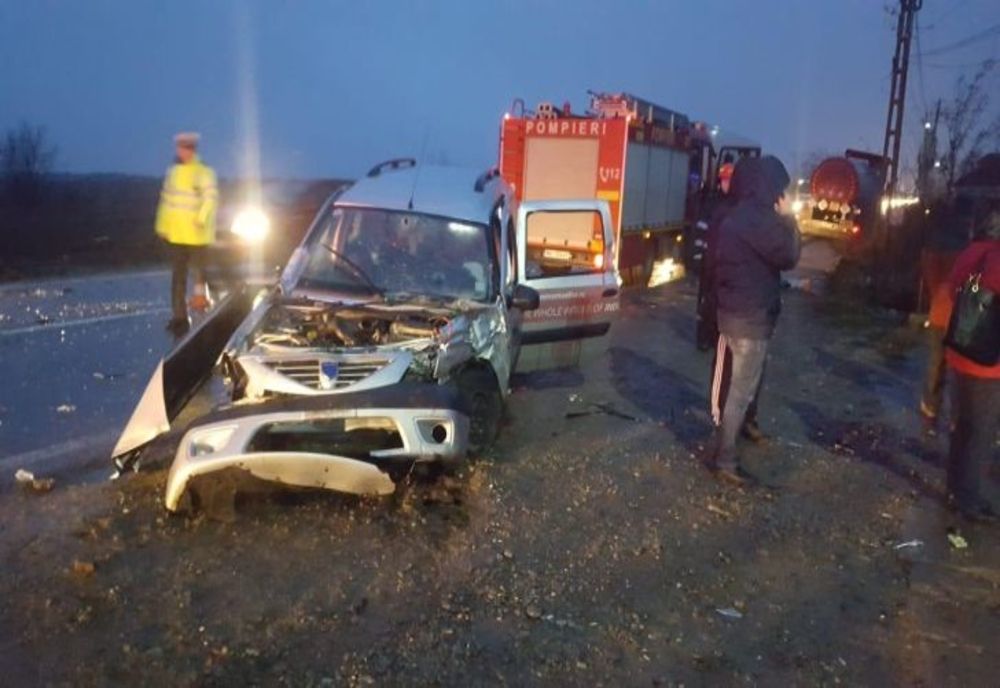 FOTO Accident grav în Prahova, la Brătăşanca, la granița cu Dâmbovița. Trei persoane transportate la spital
