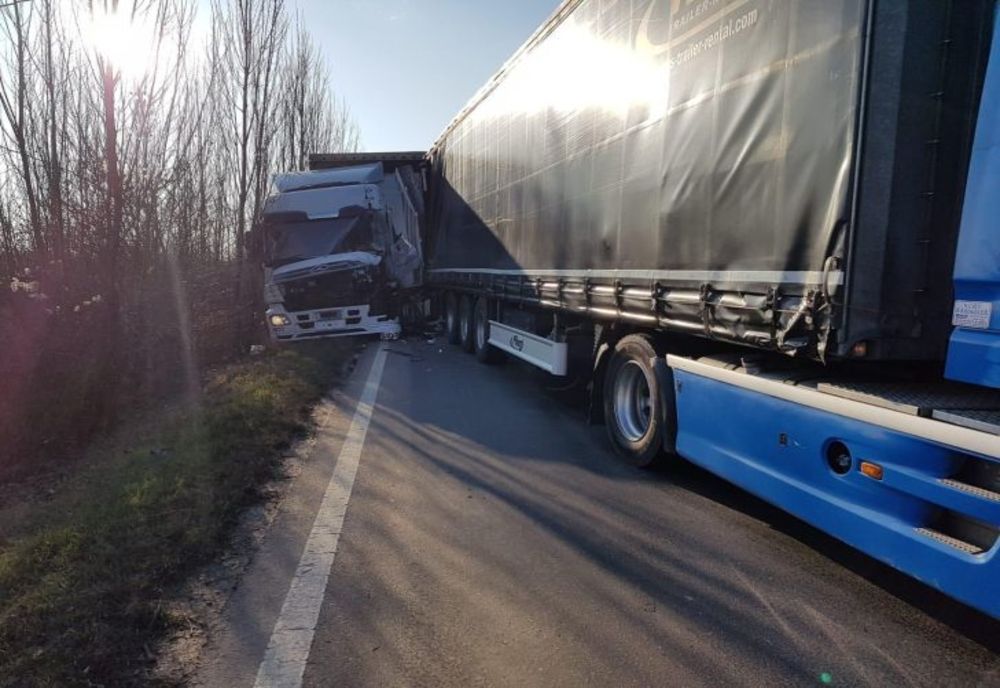 FOTO Accident pe DN1A, la Ghighiu. Două TIR-uri au intrat în coliziune
