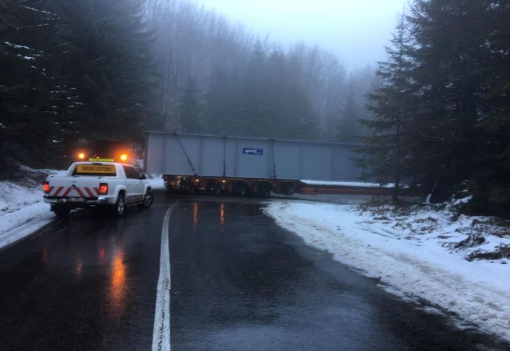 Motivul pentru care transportul agabaritic a rămas blocat într-o curbă pe DN 1A, la Cheia