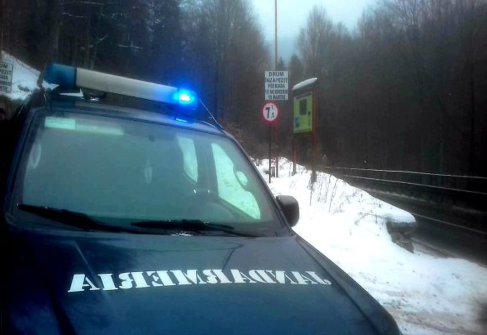 VIDEO Zece turişti blocaţi cu maşinile în zona cabanei Susai de pe Valea Azugii