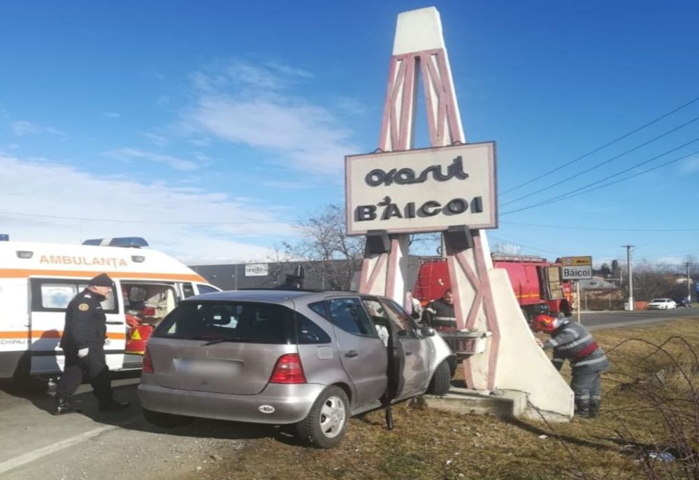 FOTO Accident pe DN1, la Băicoi. Un şofer a intrat cu maşina în indicatorul de intrare în localitate!
