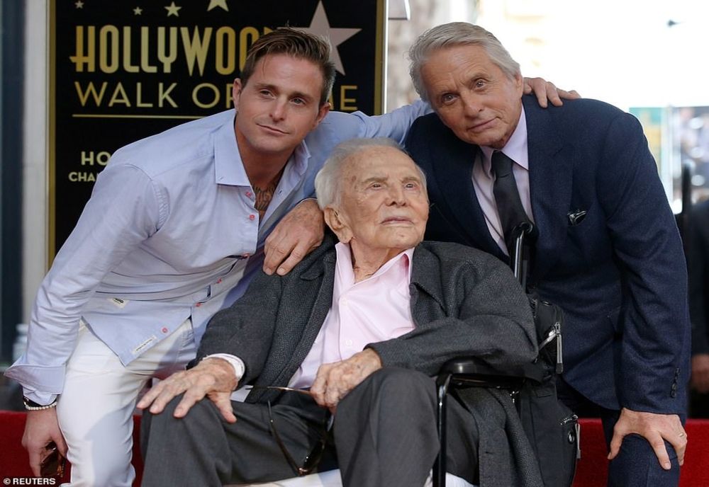Actorul Kirk Douglas, a cărui carieră la Hollywood a cuprins șapte decenii, a murit la vârsta de 103 ani