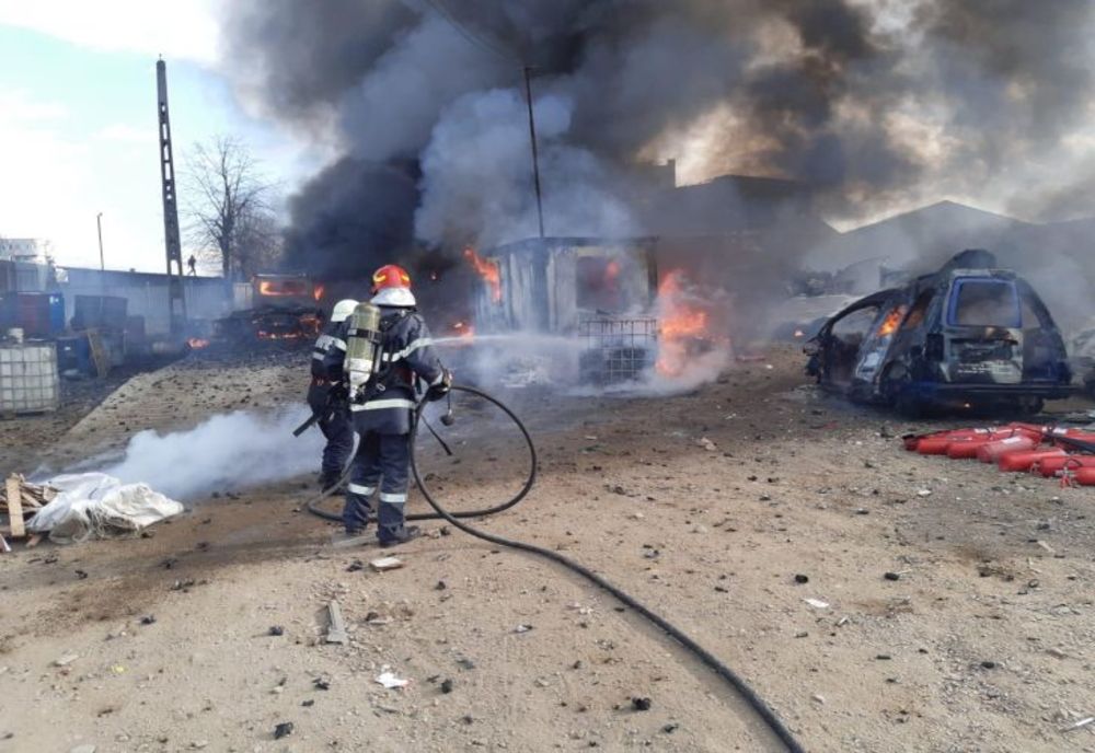 FOTO/ VIDEO Incendiu la Bucov. Nor toxic după ce o mașină încărcată cu baterii a luat foc 