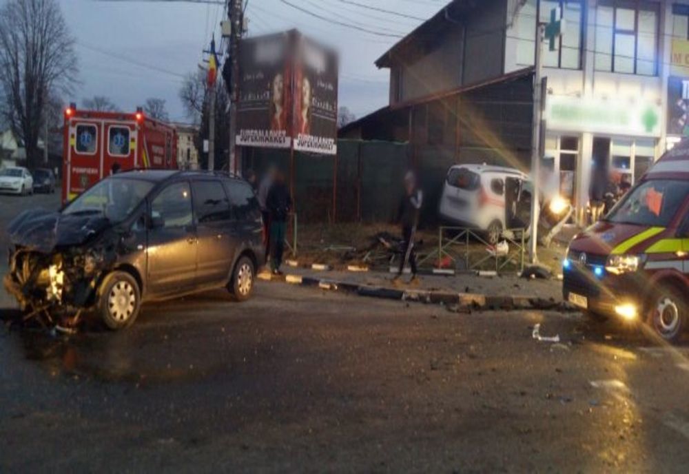 FOTO/ VIDEO Ambulanţă implicată într-un accident grav la Floreşti, în Prahova! Un pacient a decedat, 4 persoane au ajuns la spital!
