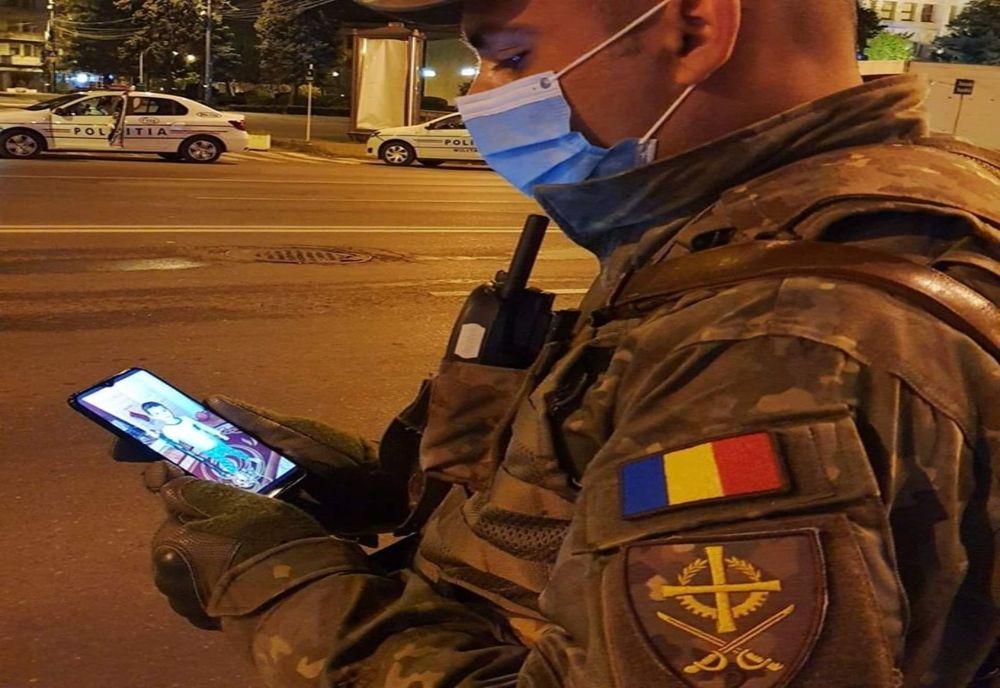 Imaginea zilei vine de la Ploiești: Un militar privește fotografia copilului său într-o pauză de patrulare
