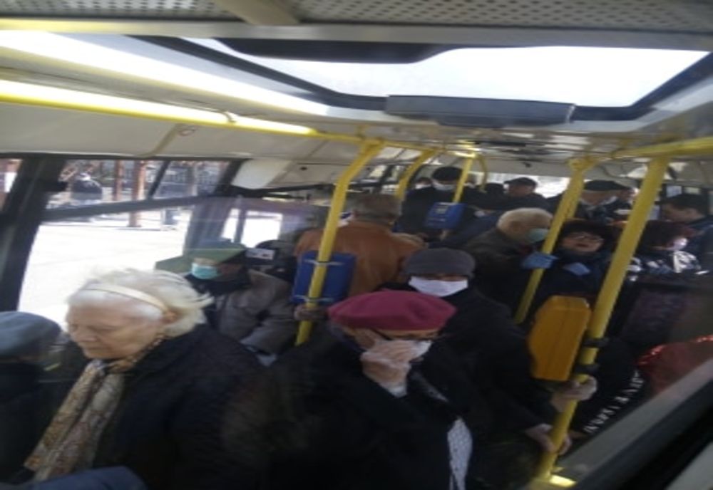 FOTO Autobuzele din Ploiești pline de pensionari la orele prânzului! 