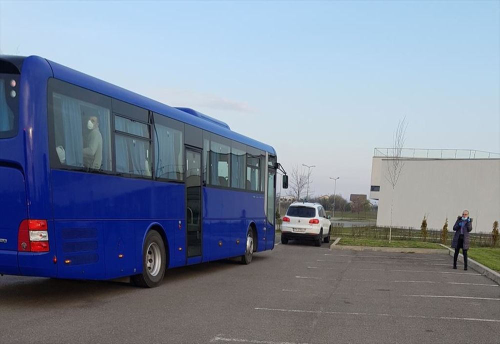 Autocar plin cu prahoveni care trebuie să intre în carantină, parcat în Parcul Municipal Ploiești de câteva ore pentru că nu sunt spații de cazare! 