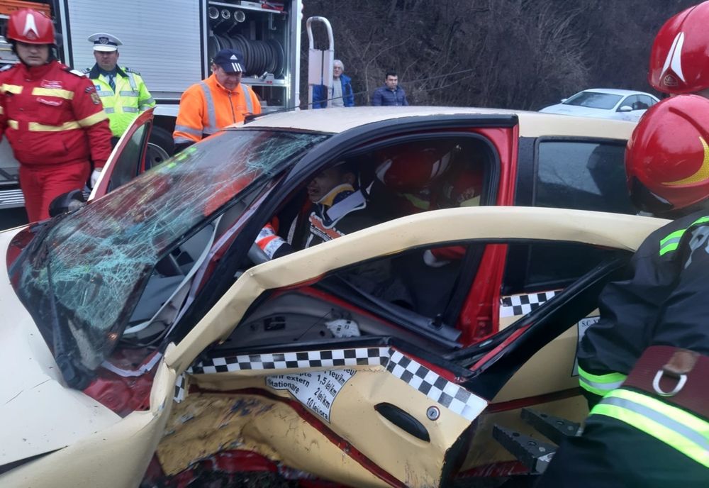 Taxi implicat într-un accident în Ploieşti. O pasageră a ajuns la spital
