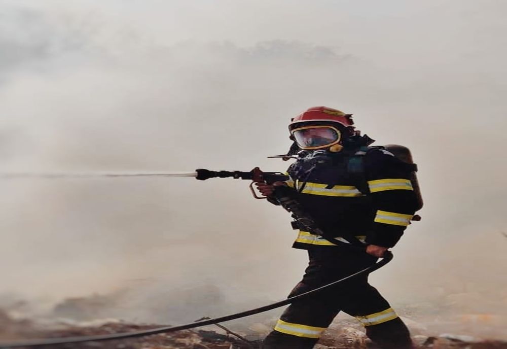 Incendiu puternic la Mănești în Prahova. Ard 300 de baloți de baie și două utilaje agricole