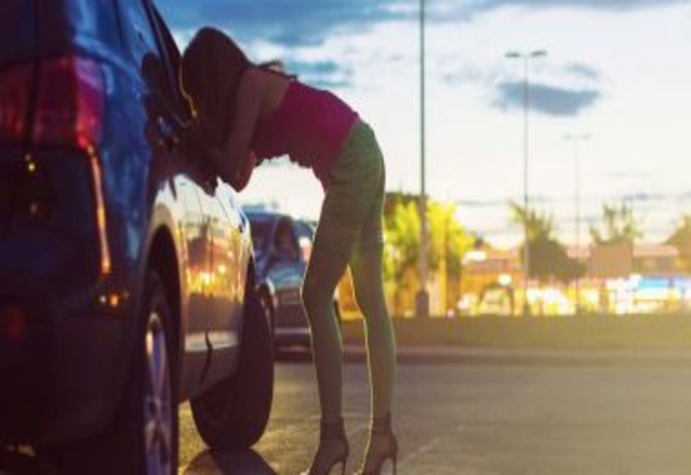 Un proxenet din Prahova trimis să muncească la o școală gimnazială din Bușteni