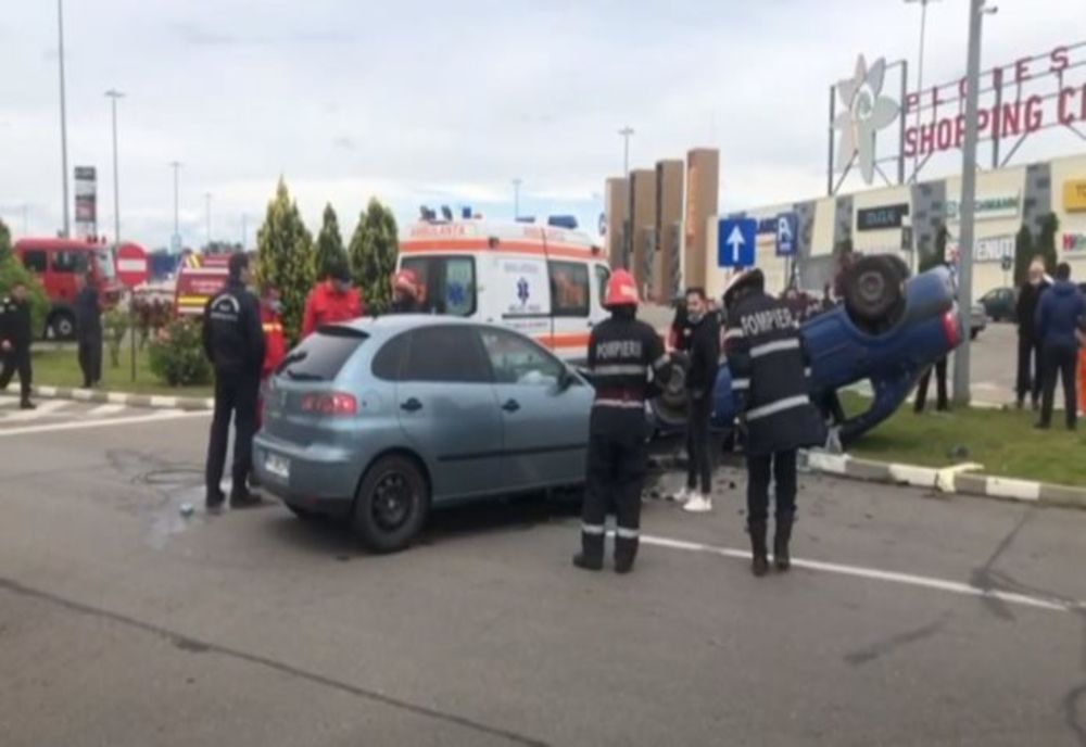 Mașină răsturnată în parcarea unui mall din Ploiești