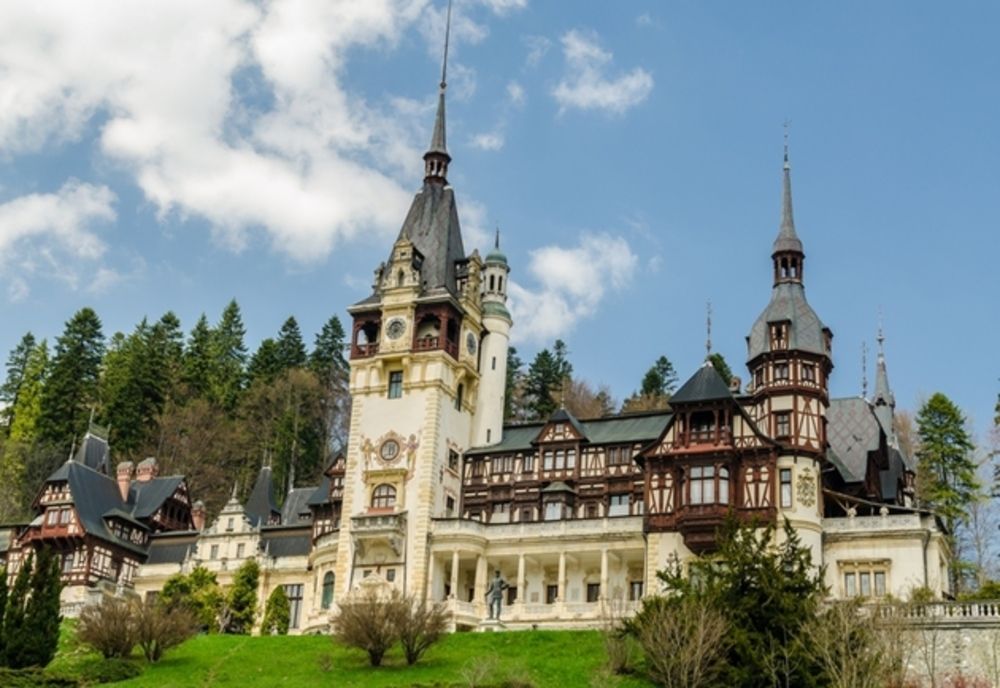 Muzeul Peleş din Sinaia se redeschide pentru public