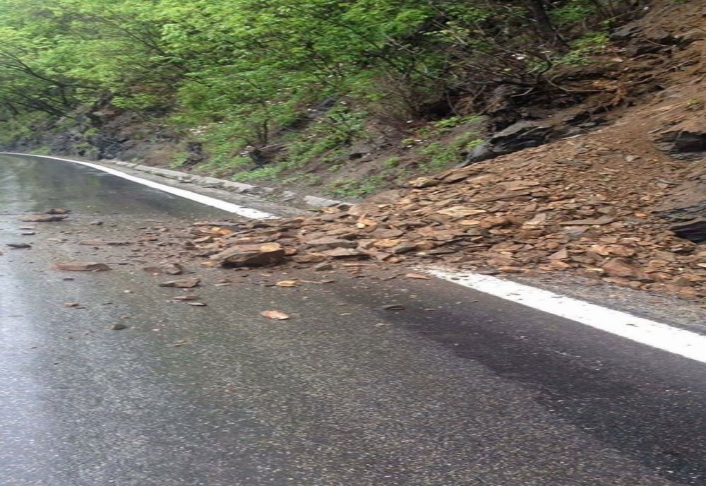 Circulație îngreunată pe Valea Oltului, din cauza unor bucăți de pământ desprinse de pe versanți