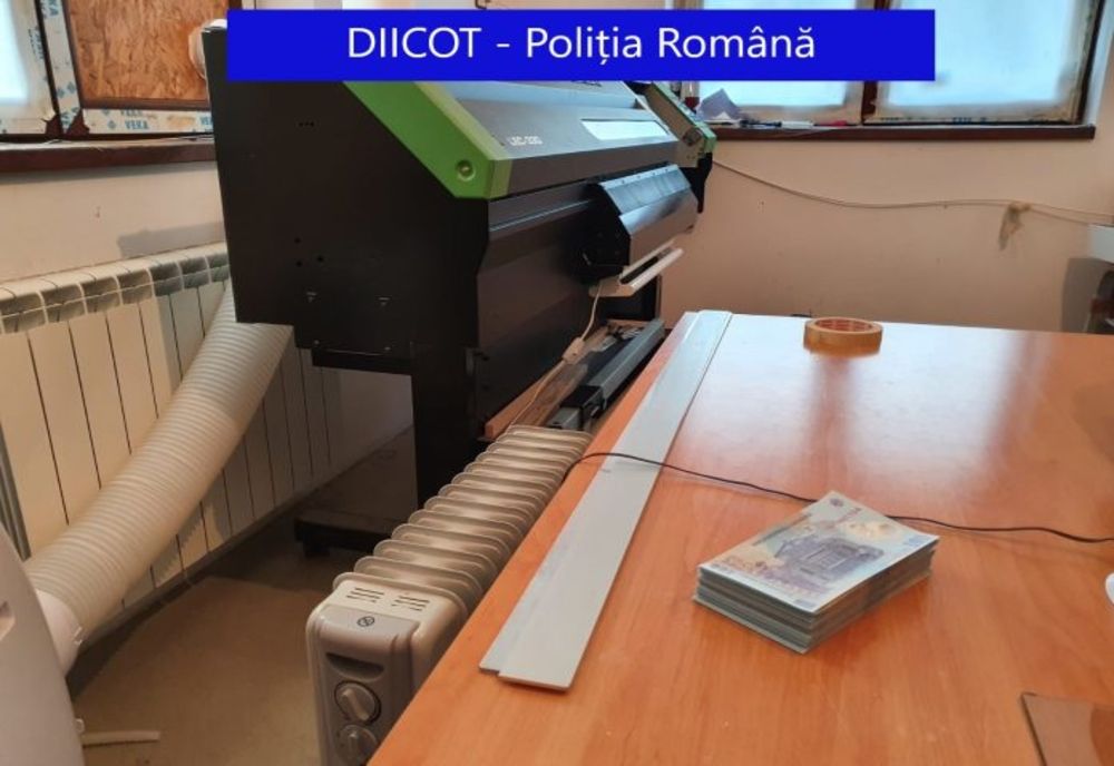 Cel mai mare falsificator de bancnote din plastic din lume locuia la Bușteni! Ce au găsit polițiștii la percheziții! 