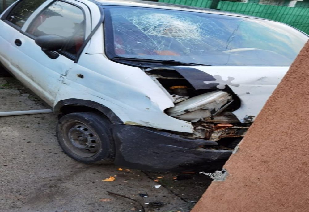 La 22 de ani, beat şi la volanul unei maşini cu anvelope uzate, şi-a băgat prietenul în spital