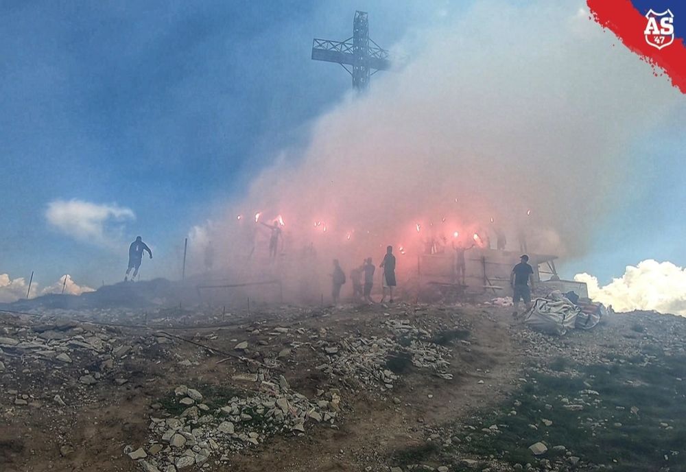Suporterii Stelei, „spectacol” cu fumigene, la Crucea de pe Caraiman