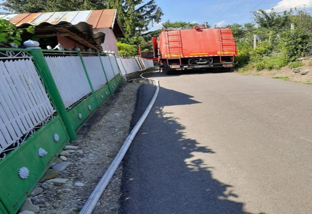 Din cauza secetei, pompierii asigură apa pentru locuitorii unui sat din Prahova