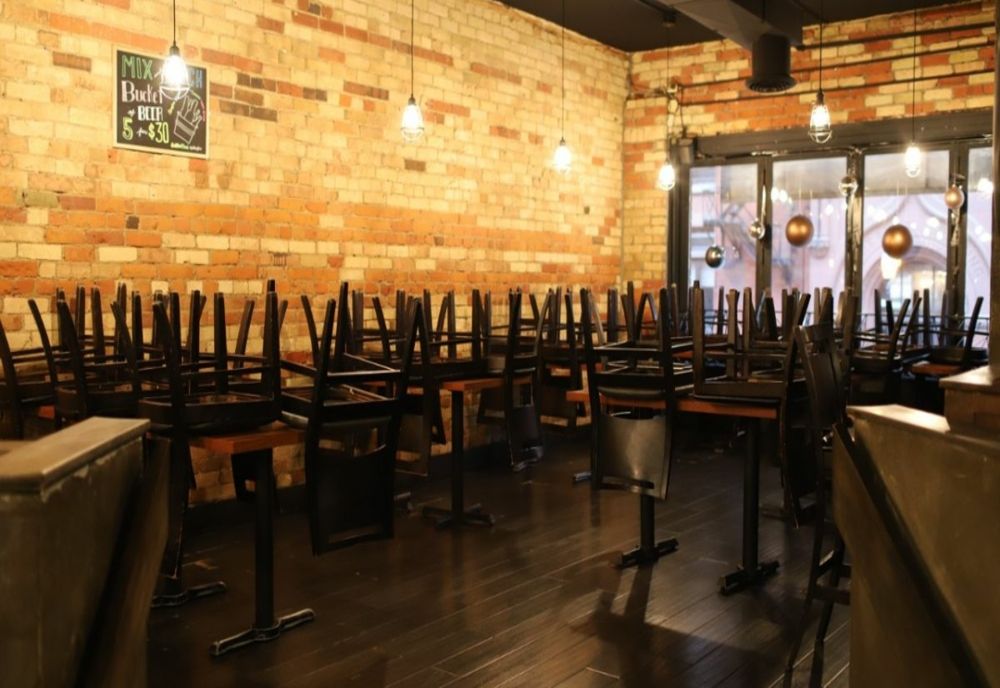 Breaza. Restricții în baruri, restaurante și săli de jocuri, pe fondul creșterii ratei de infectare cu COVID