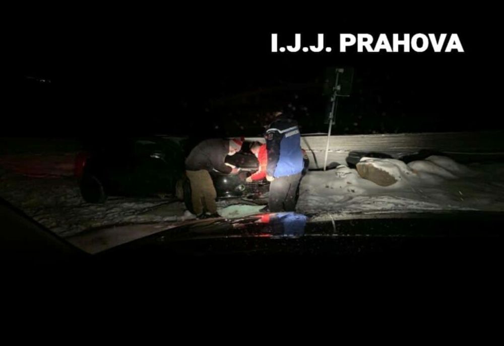 Mașină blocată în zăpadă în zona Piatra Arsă. Au intervenit jandarmii montani