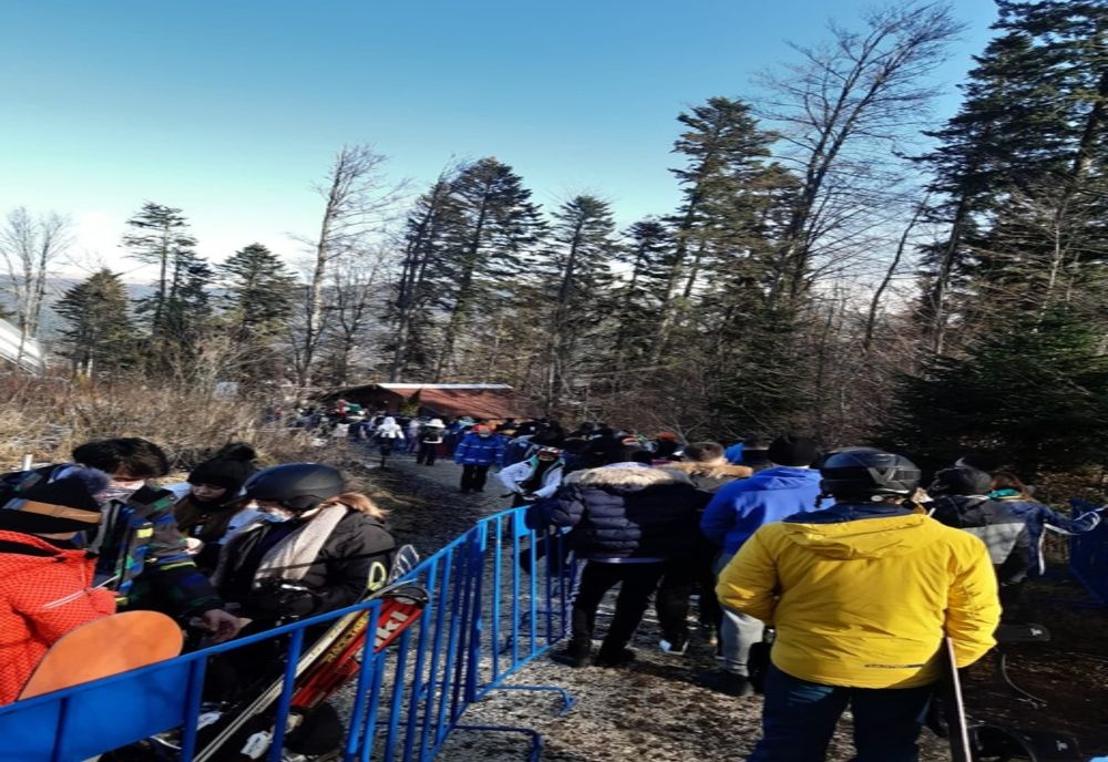 Turiștii au luat cu asalt telegondola din Sinaia