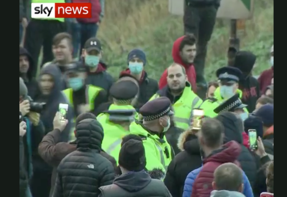 VIDEO/ HAOS la granița Marii Britanii cu Franța. Îmbrânceli, nervi întinși la maximum și contre cu forțele de ordine britanice