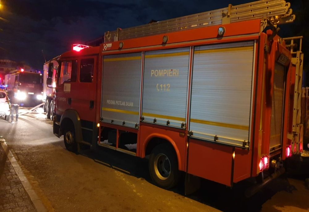 Incendiu violent la Băicoi. Două case, cuprinse de flăcări
