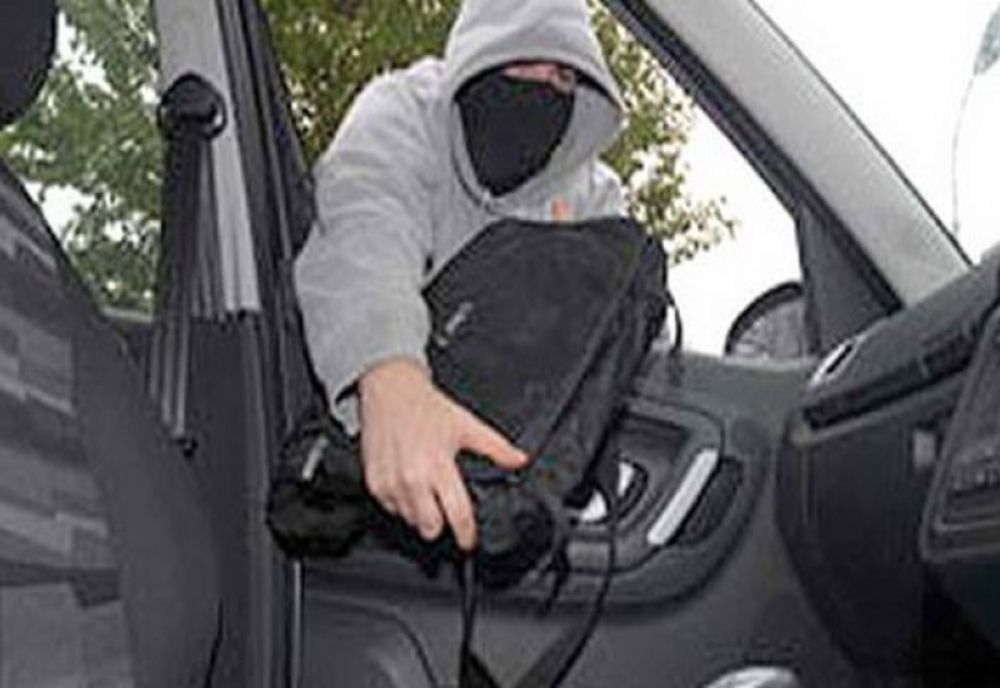 Bărbat reținut de polițiști pentru furturi din auto