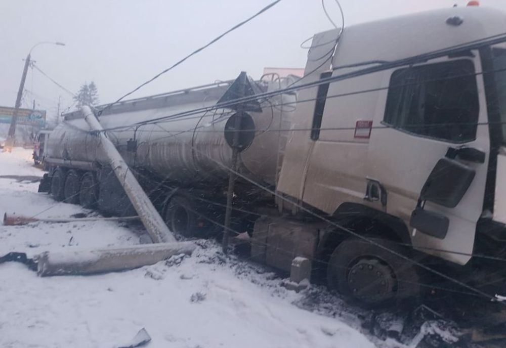 O cisternă cu benzină și motorină a intrat într-un stâlp de curent pe DN 1, la Bușteni 
