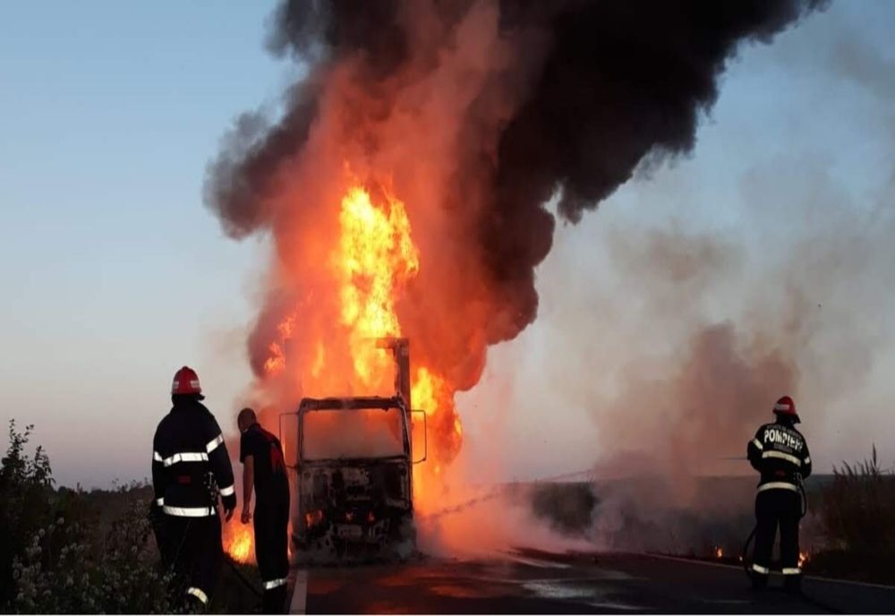 Camion plin cu cauciucuri, făcut scrum pe DN1, la Comarnic