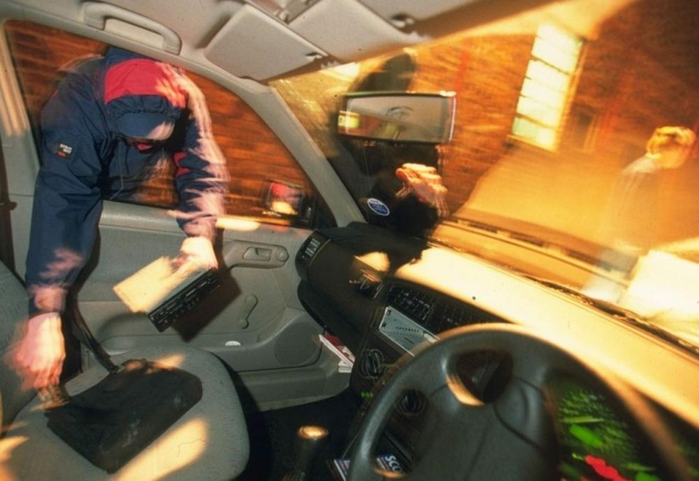 Ploieștean reținut de polițiști după ce a comis mai multe furturi din mașini 