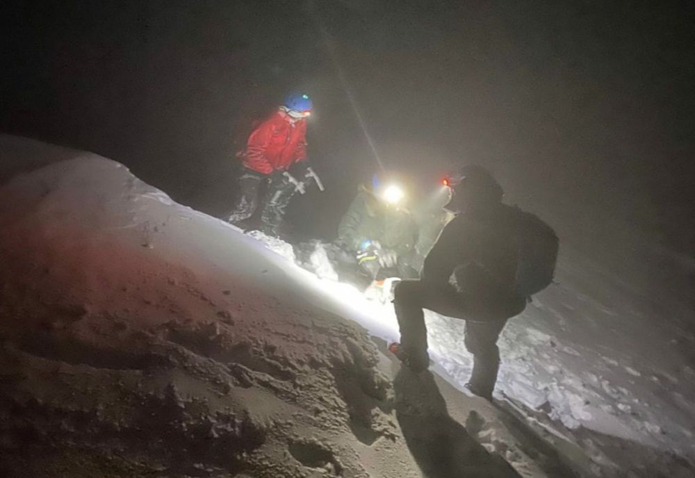 Intervenție dificilă a salvamontiștilor pentru recuperarea a doi turiști blocați în Bucegi