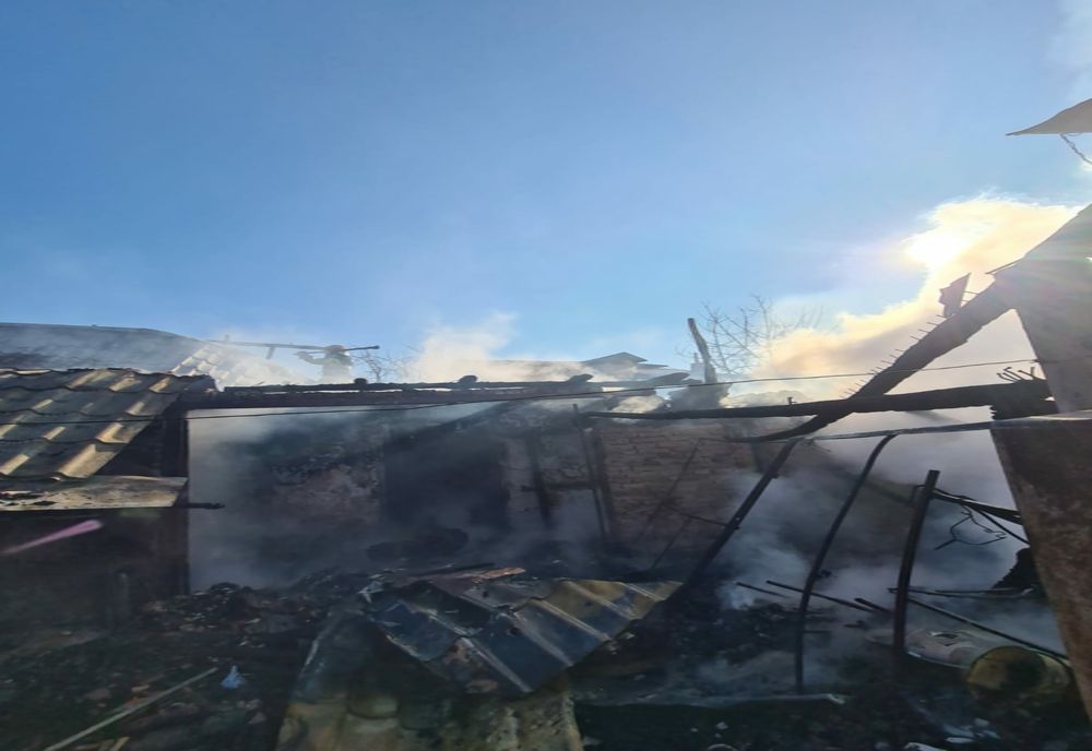 O casă a luat foc, în Măgureni. Proprietarul casei arse a făcut atac de panică