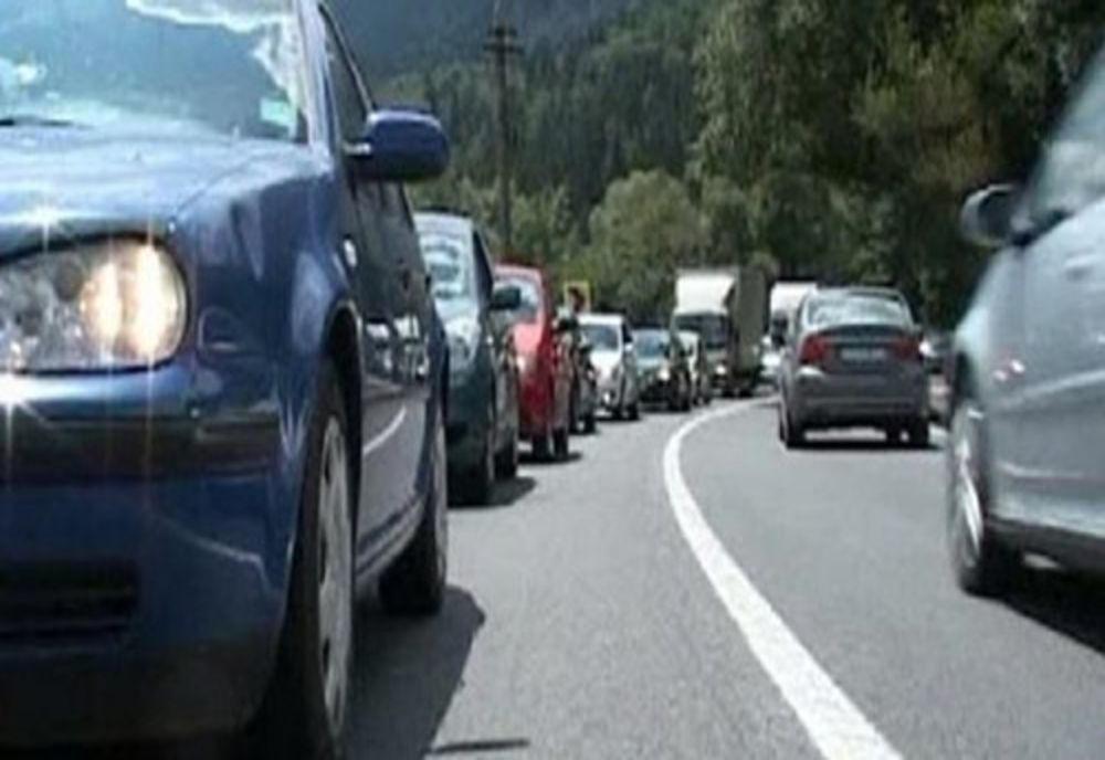 Trafic intens pe DN1, pe Valea Prahovei, pe sensul de coborâre Brașov – Ploiești – București. Poliția recomandă rute alternative 