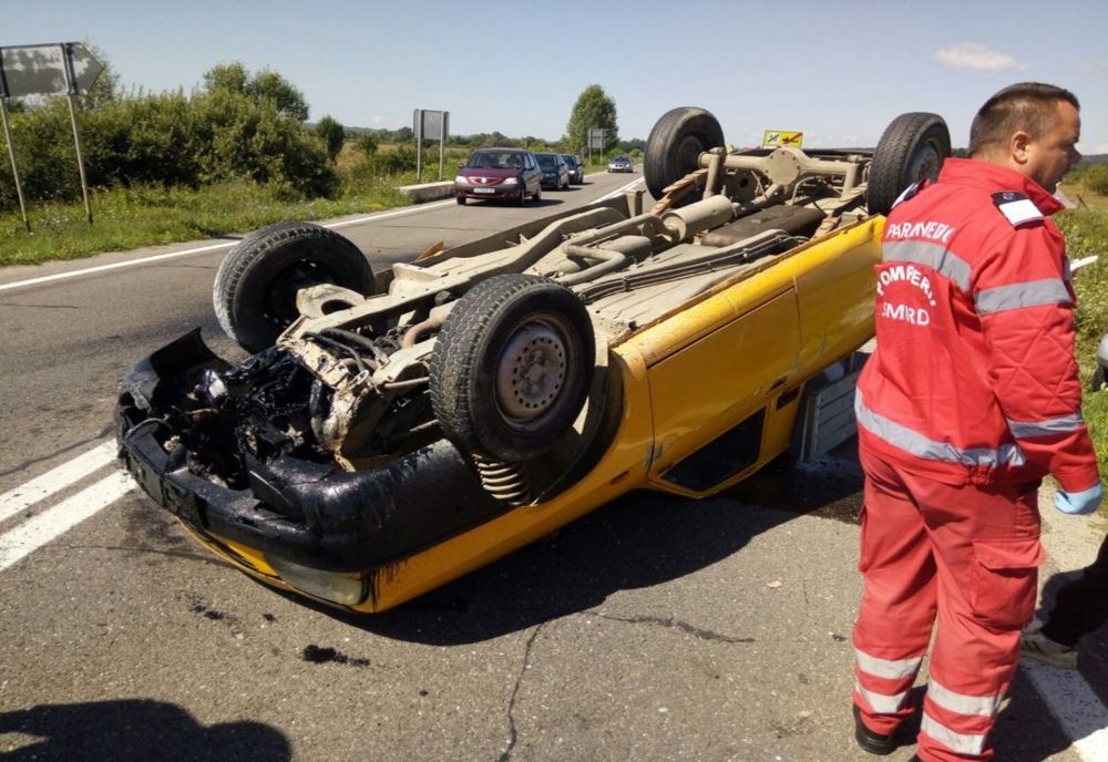 Accident pe DN 1. O mașină în care se aflau două persoane s-a răsturnat