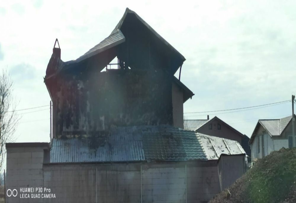 Două familii din Prahova au rămas fără locuință din cauza unui incendiu