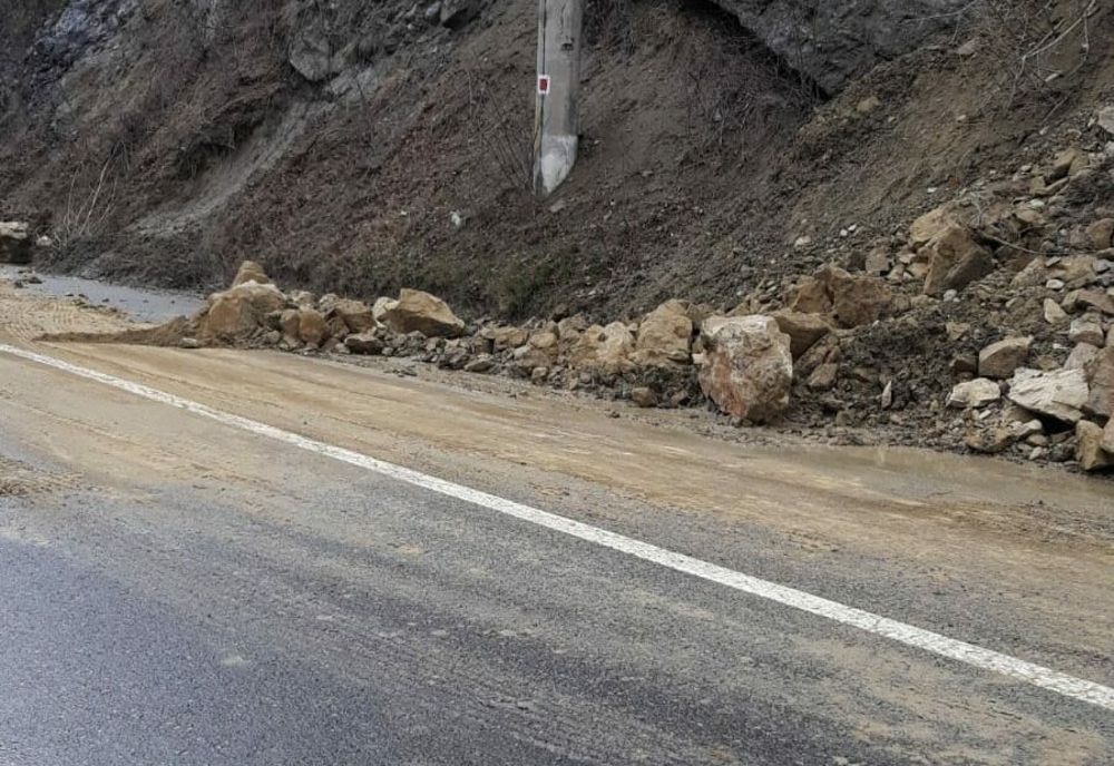 Trafic deviat pe Vălenii de Munte – DN1A – Cheia – Brașov după ce pe DN10 au căzut pietre de mari dimensiuni dintr-un versant