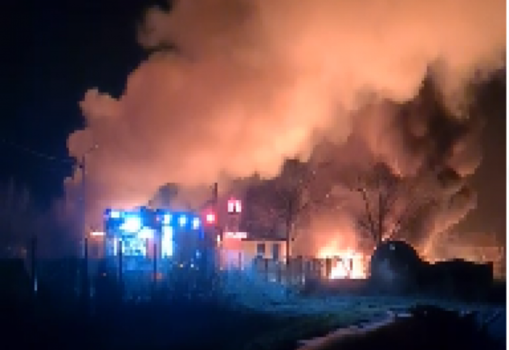 Poliţiştii din Prahova au deschis un dosar penal în cazul incendiului de la fabrica de produse pe bază de petrol 