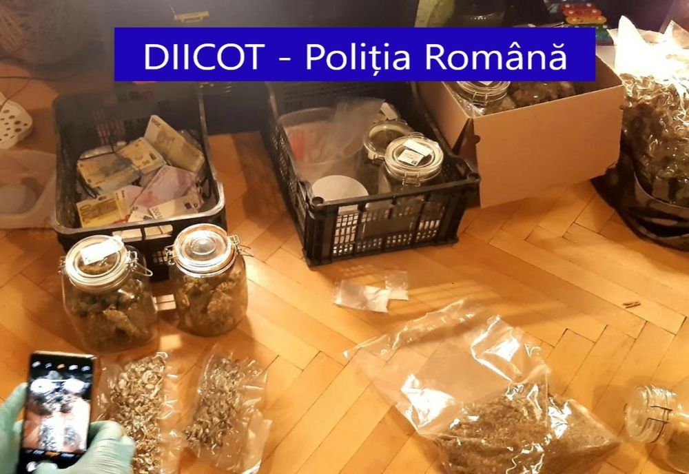 Percheziții în Prahova la membrii unei grupări de trafic internațional de droguri