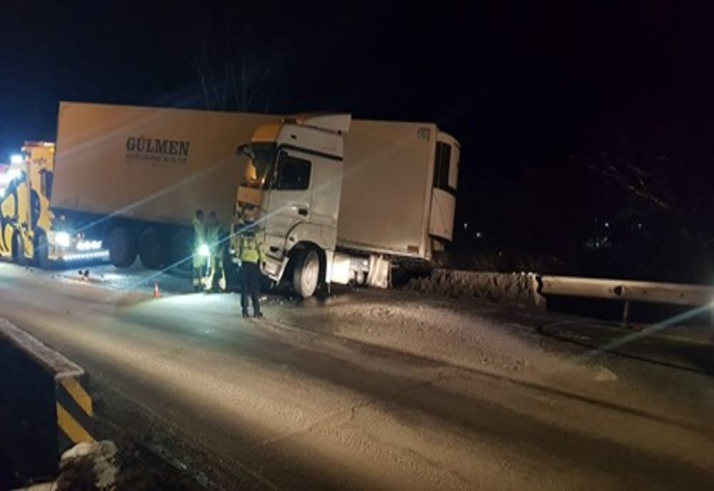 Tir rămas suspendat deasupra unei prăpăstii, pe DN 1