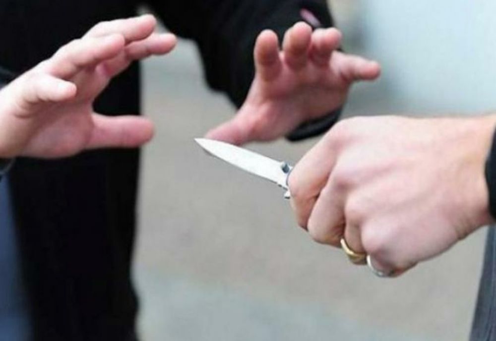 Bărbat din Ploiești reținut după ce a înjunghiat cu cuțitul doi bărbați