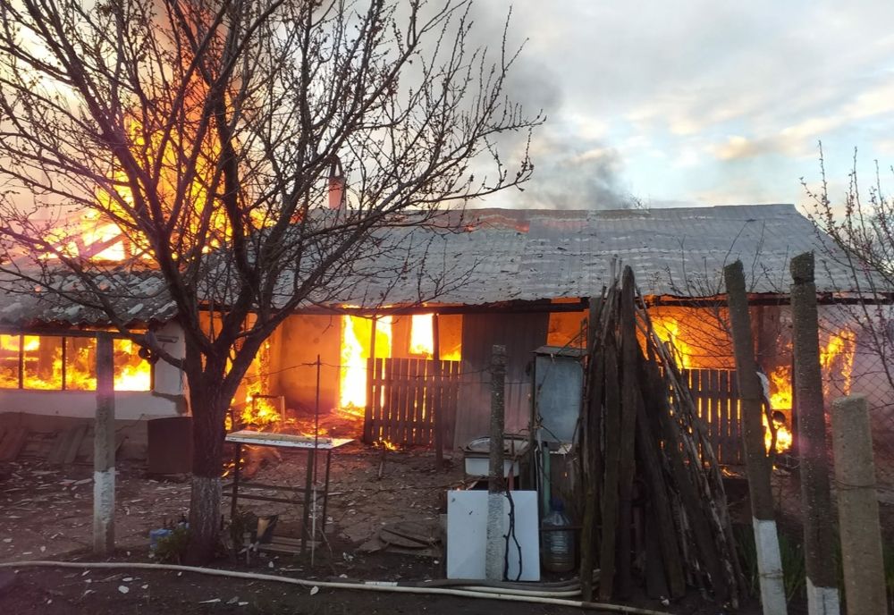 Incendiu violent la o casă din Colceag. Pericol de propagare la o altă locuință 
