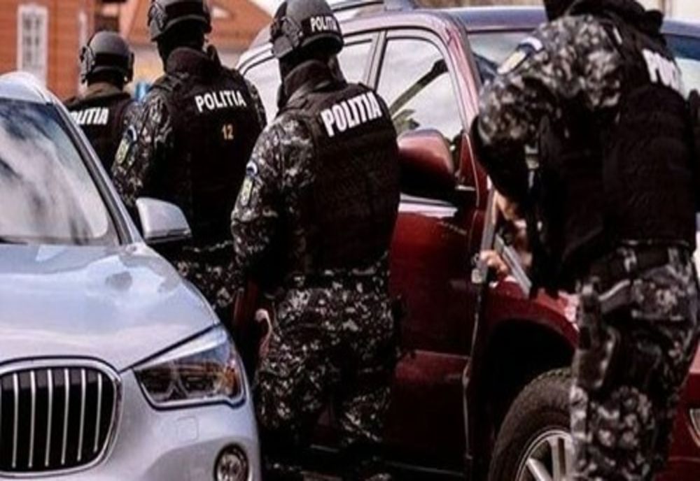 Percheziții în Ploiești la o bandă de hoți din autoturisme