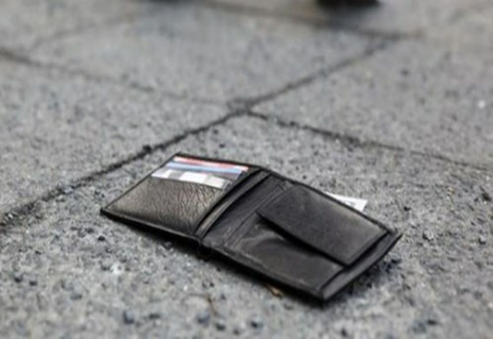 Portofel pierdut într-o stație de autobuz din Ploiești, predat la poliție