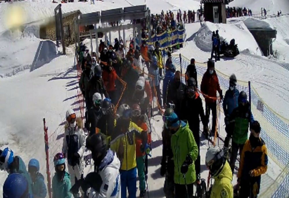 Cozi la telegondola din Sinaia. Vreme ideală pentru practicarea sporturilor de iarnă