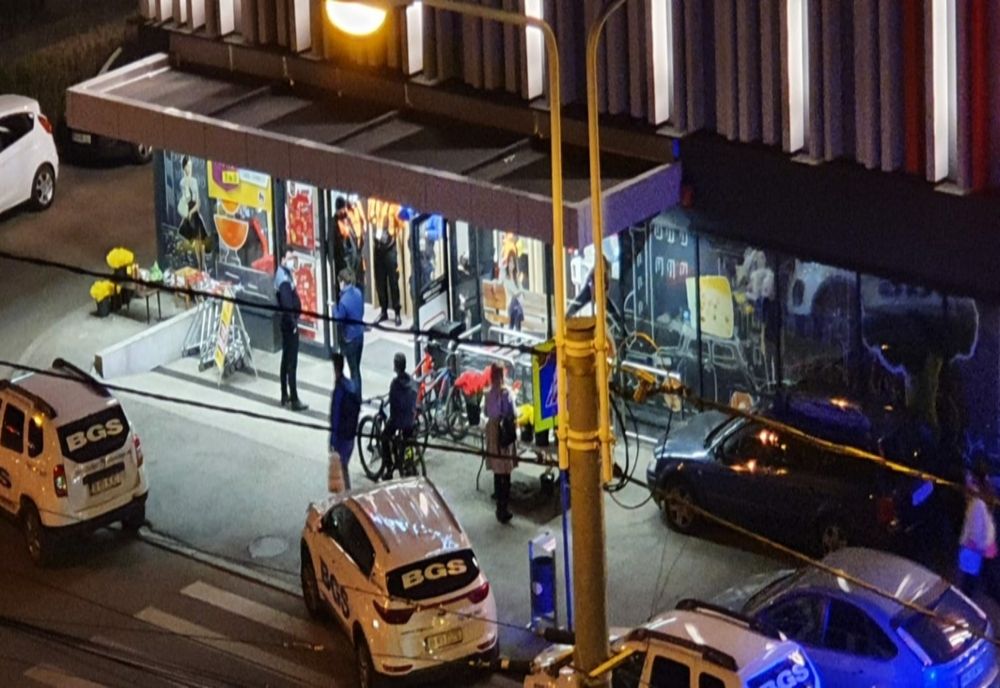Scandal la Ploiești. Doi tineri l-au bătut pe paznicul unui supermarket și au spart geamurile magazinului pentru că li s-a cerut să poarte mască