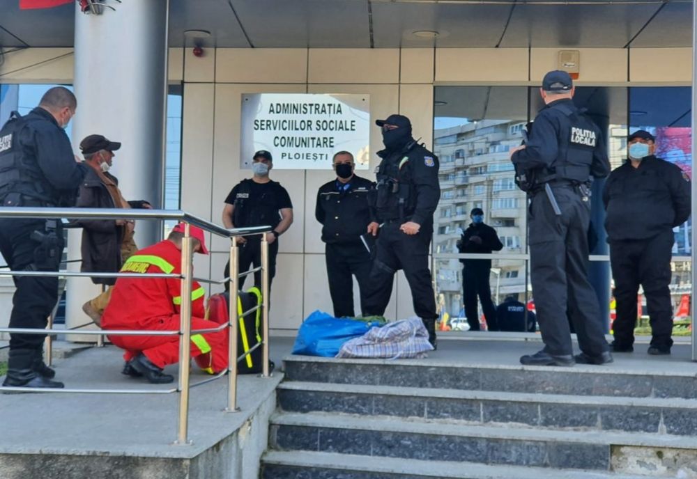 Un bărbat s-a tăiat cu un cuțit în fața Primăriei Ploiești