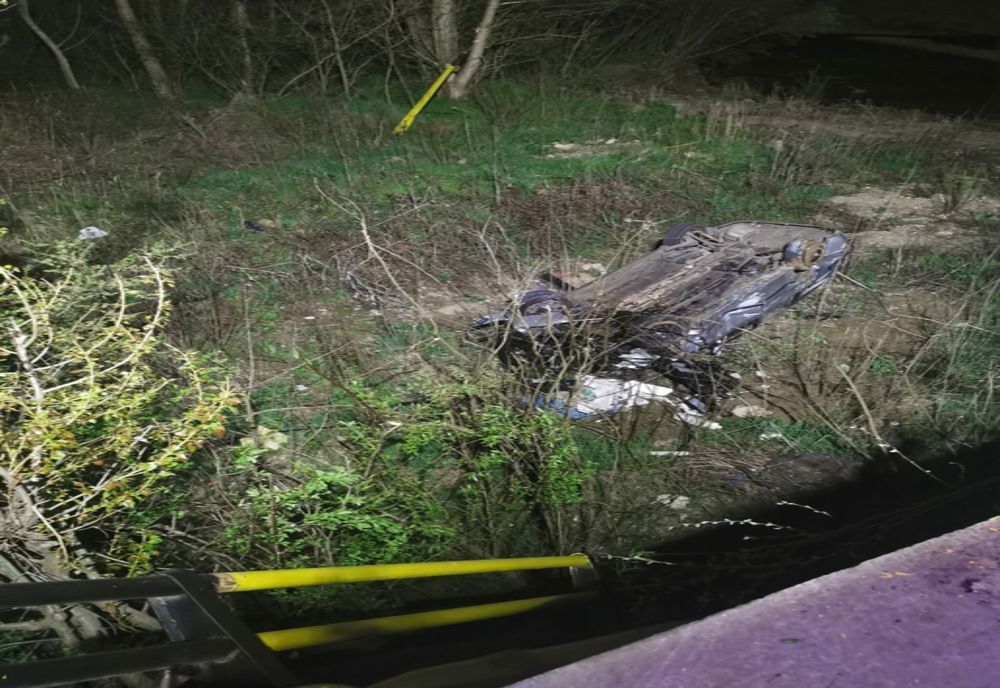 O mașină a căzut de pe pod, la Băltița. Magistrală de gaze, avariată în urma accidentului 